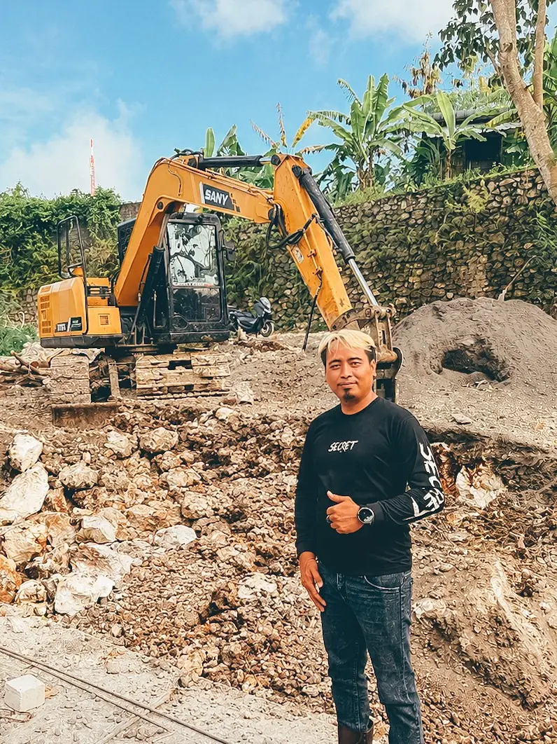 Pujiyanto “Jiwo” di lokasi proyek, di depan ekskavator