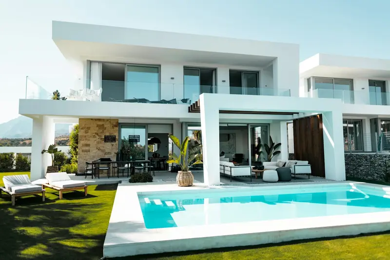 Vila modern putih dengan kolam renang