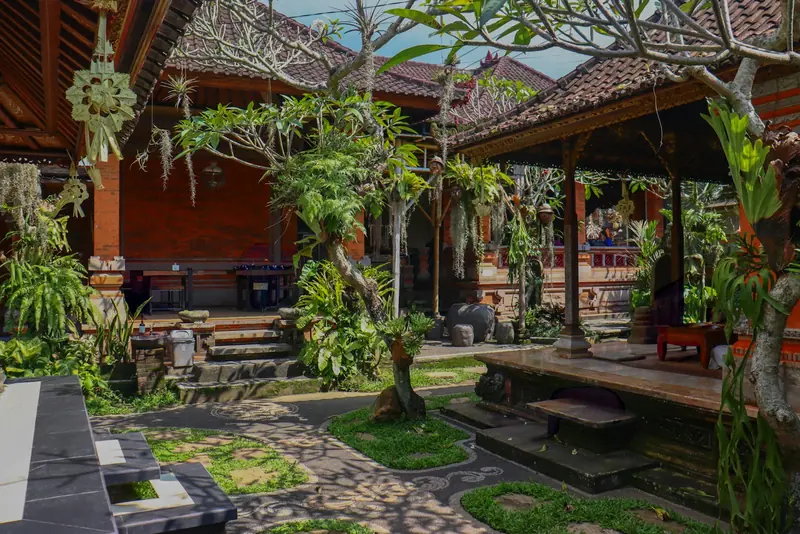 Rumah tradisional Bali dengan halaman
